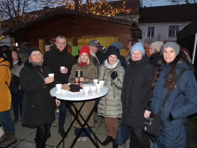 Zahlreiche Zuhörerinnen und Zuhörer verfolgten das Konzert mit warmen Getränken und duftenden Maroni in den Händen und ließen sich von Musik und Lichtern auf den vierten Advent einstimmen. | Foto: Vanessa Wittmann