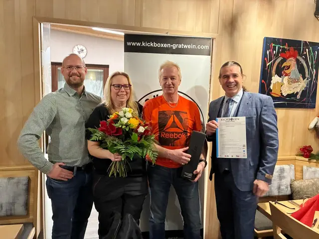 Trainer Stefan Rossmanith (li) und Manfred Weingerl (re) von Kickboxen Gratwein mit Sponsor Reinhard Erkinger und Partnerin Claudia Posch. | Foto: privat