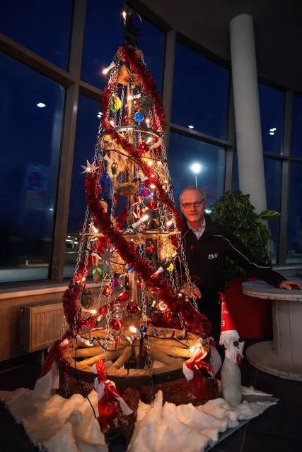 EVN Sprecher Stefan Zach &amp; der kreative Christbaum. | Foto: EVN Matejschek