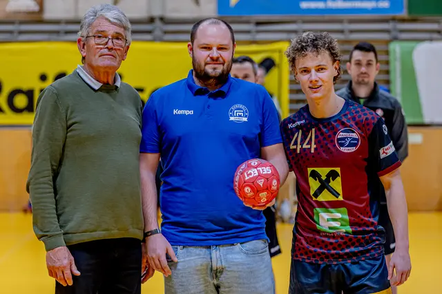 Matchballspende von Berni Reinwald (Flameey), Bildmitte, Handball-Präsident Roberto Pacnik (li.) und Sportunion-Kapitäm Marian Schweiger (re.) | Foto: Robert Edegger