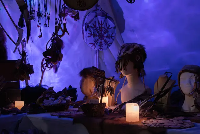 Mystische Stimmung herrschte am Stand von Guillaume Aschaber / "Crafts of forgotten times". | Foto: MeinBezirk/Freya Essler