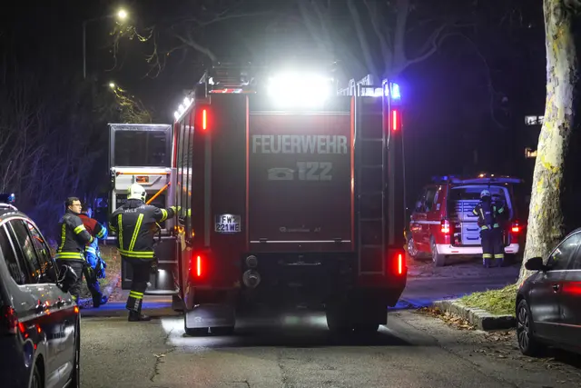 Die Feuerwehr kontrollierte am Samstagabend in Wels-Lichtenegg einen Kleinbrand, verletzt wurde niemand. | Foto: laumat/Matthias Lauber