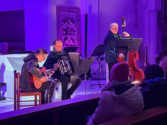 Martin Traussnigg (Gitarre), Christian Theuermann (Akkordeon) und Stefan Vallant (Kontrabass)