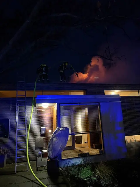 Der Brand wurde mit zwei C-Leitungen bekämpft. | Foto: Freiwillige Feuerwehr Weiden am See