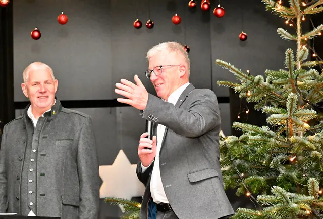 Bürgermeister Josef Singer zeigte sich begeistert und dankte den Organisatoren und den Ausführenden. | Foto: Hassl