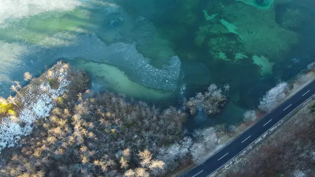 Großeinsatz am Almsee: Einsatzkräfte rückten wegen eines vermuteten Eiseinbruchs aus, der sich letztlich nicht bestätigte. | Foto: laumat/Matthias Lauber