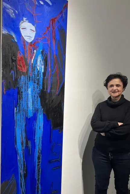 Die Künstlerin mit ihrem Werk, vor dem Bild "Back to Athens/Medea" | Foto: Stockmann