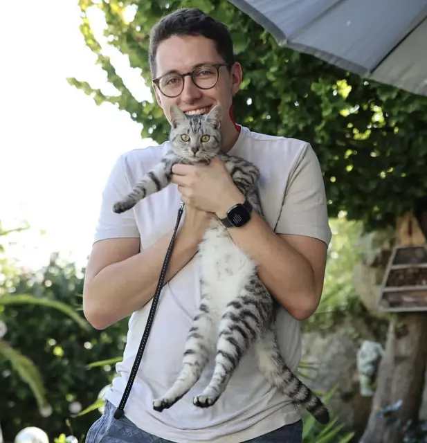 Archivbild. Katze "Daisy" ist ihm auch jetzt eine wichtige Stütze. | Foto: Niklas Astleitner