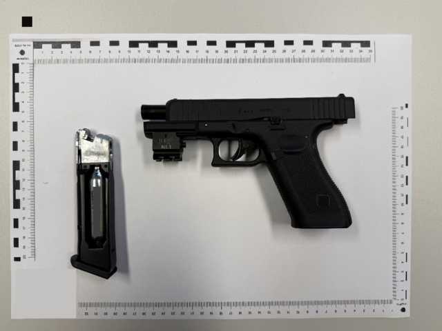 Ein Streit im Straßenverkehr scheint am Samstag eskaliert zu sein. Ein 29-jähriger Mann soll einen 25-Jährigen verfolgt und mit einer vermeintlichen Schusswaffe bedroht haben. | Foto: LPD Wien