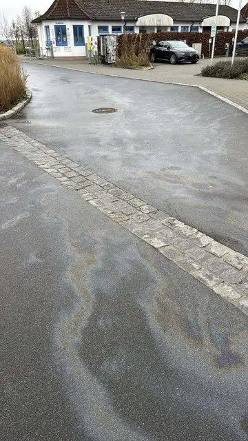 Beim zweiten Einsatz handelte es sich um eine Dieselspur, welche von den Einsatzkräften der Feuerwehr Weiden am See mittels Netzmittel gebunden werden musste. | Foto: Freiwillige Feuerwehr Weiden am See