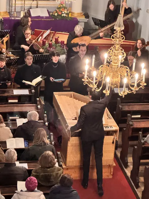 Ein Blick auf das Ensemble BachWerkVokal Salzburg und Dirigent Gorden Safari von der Orgelempore aus | Foto: Andrea Glatzer