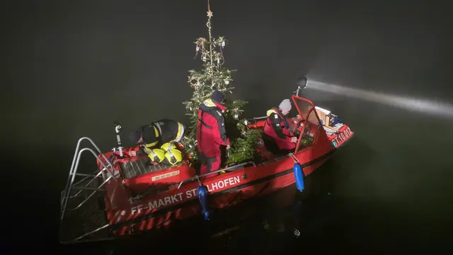 Mit dem Jetboot der FF Stallhofen fuhr der geschmückte Christbaum eine Runde, ehe er versenkt wurde. | Foto: BFV Voitsberg