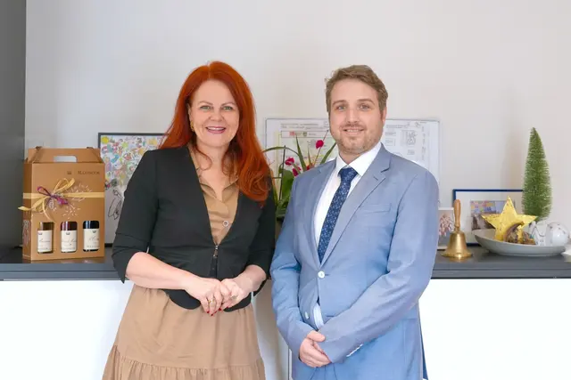 Gesundheitslandesrätin Cornelia Hagele gratuliert Armin Krösbacher zu seiner neuen Rolle als ärztlicher Leiter des Rettungsdienstes in Tirol. | Foto: Land Tirol/Dominik