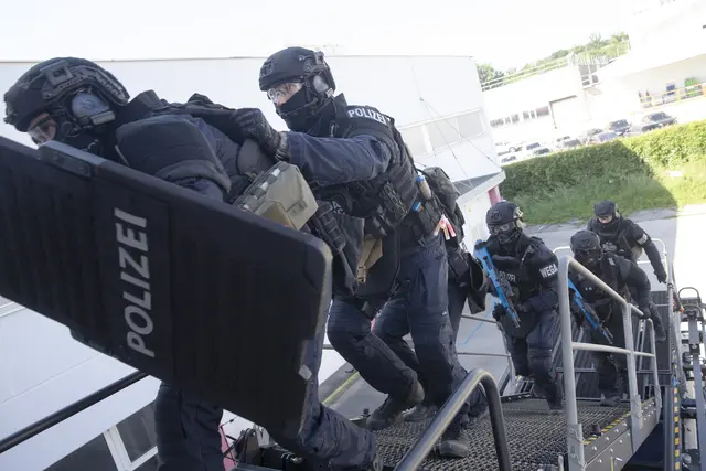 Ein Großaufgebot der Polizei rückte zum Einsatzort aus, etwa Beamte des Stadtpolizeikommandos Favoriten und der Sondereinheit WEGA. (Symbolfoto) | Foto: ALEX HALADA / picturedesk.com 