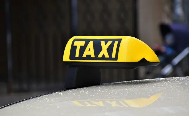 Ein unbekannter Täter versuchte Sonntagfrüh eine Taxilenkerin zu berauben.  | Foto: Unsplash/Waldemar Brandt 