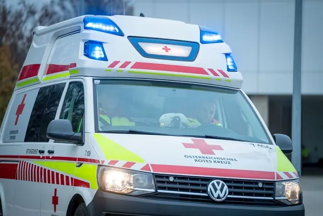 Die Rettung brauchte die 84-jährige Frau mit schweren Verletzungen ins LKH Graz. | Foto: Bernhard Knaus