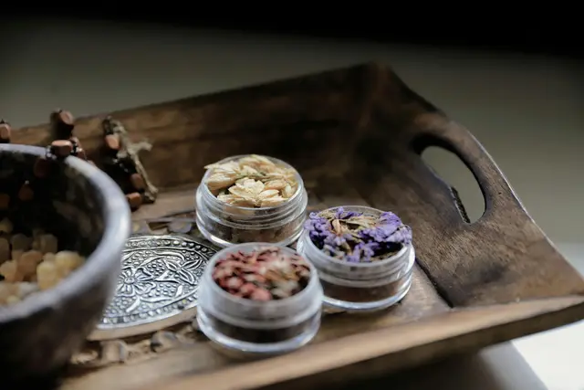 Räuchern, um die Themen der Rauhnacht zu unterstützen | Foto: Christina &amp; Peter/ pexels