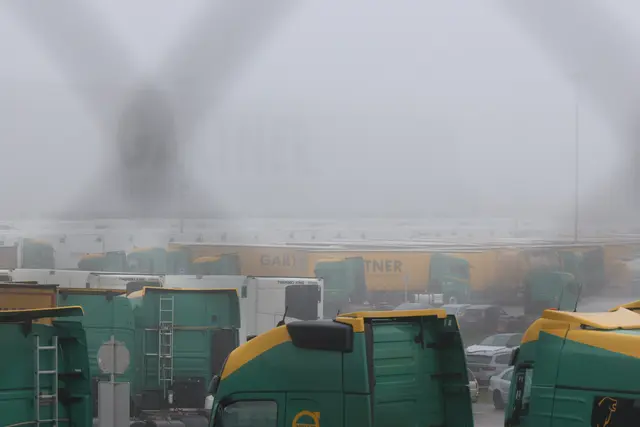 Feuer auf Speditionsgelände in Edt bei Lambach: Zwei Feuerwehren löschten einen brennenden Anhänger binnen einer halben Stunde. | Foto: laumat/Matthias Lauber