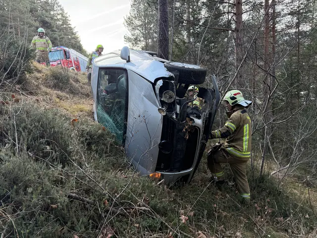 Bei einer Kollison auf der B181 bei Eben am Achensee kamen zwei Pkws von der Fahrbahn ab und stürzten die Böschung hinab.
