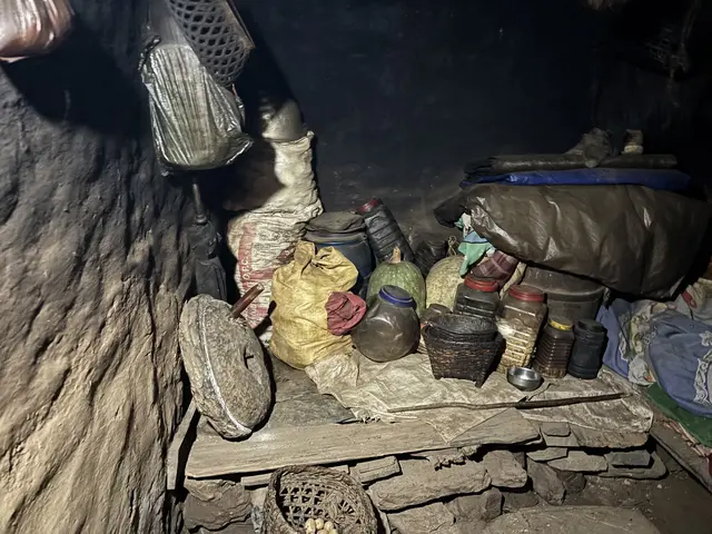 Eine Ablage aus Steinen gebaut - direkt im Anschluss die Schlafgelegenheit. Hier wohnt die 73-jährige Frau alleine. | Foto: Astrid Wieser