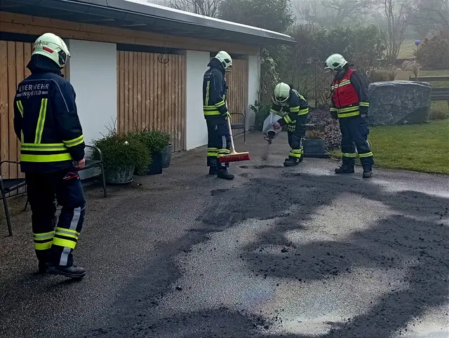 Samstagvormittag musste ausgeflossenes Öl gebunden werden. | Foto: Stadtfeuerwehr Pinkafeld