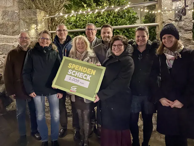 Gemeinderätinnen und Gemeinderäte der Grünen mit Spendenscheck für den Arbinger Sozialfonds. | Foto: Grüne Arbing