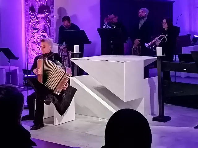 Fabienne Zernig (Steirische Harmonika)