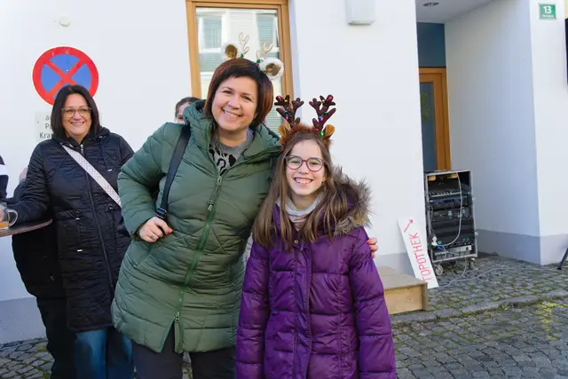 Eine stimmungsvolle Vorweihnacht fand heuer bereits zum 27. Mal am Marktplatz statt und wurde gerne gefeiert. | Foto: Alfred Hofer