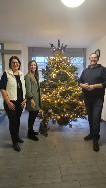 ÖVP Umweltgemeinderätin Michaela Pfaffeneder und Vzbgm. Markus Brandstetter übergaben den Baum an Pflegedirektorin Birgit Walter | Foto: VP Amstetten