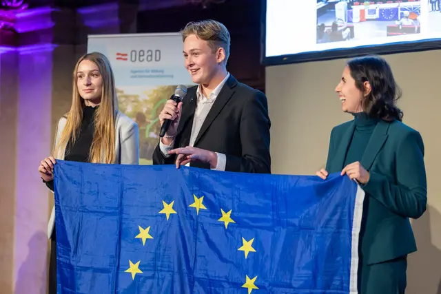 Schülerin Anja Sperl, Schüler Alexander Töglhofer und Lehrerin Beatrice Maierhofer bei der Award-Verleihung. | Foto: Krisztian Juhasz