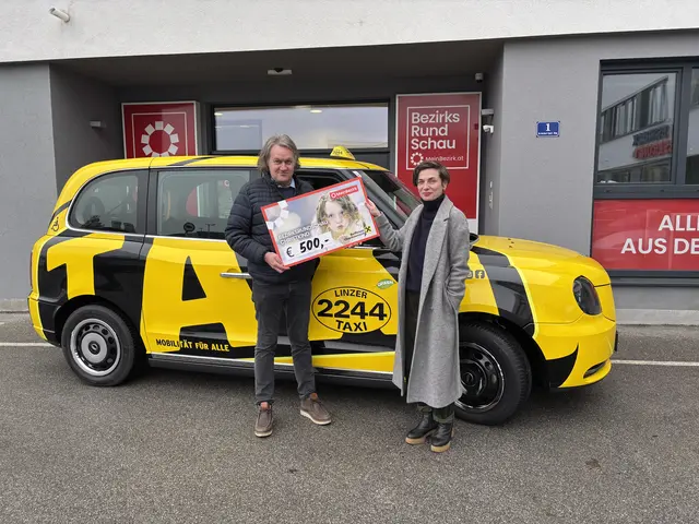 Linzer Taxi-Betriebsstellenleiter Robert Neuhold mit Redaktionsleiterin Silvia Gschwandtner bei der Scheckübergabe. | Foto: MeinBezirk