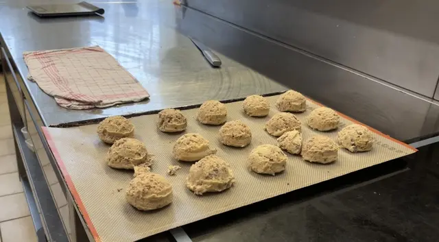 Der Teig wird vor dem Backen eingefroren, damit er nicht so stark im Ofen zerläuft. | Foto: Jennifer Flechl