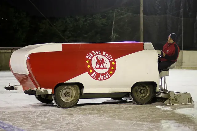 Eismeister Werner Muchitsch auf "Olga", der über 80 Jahre alten Eismaschine der Red Bulls St. Josef | Foto: Franz Krainer