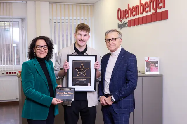 Die Wahl zum „Lehrling des Monats“ fiel im Dezember auf Julian Schwab aus Obertrum. Der 18-Jährige macht eine Ausbildung zum Speditionskaufmann bei der Quehenberger Logistics GmbH in Bergheim. Im Bild: Landesrätin Daniela Gutschi und WKS-Präsident Peter Buchmüller mit Julian Schwab, Lehrling des Monats Dezember. | Foto: WKS/Andreas Hechenberger