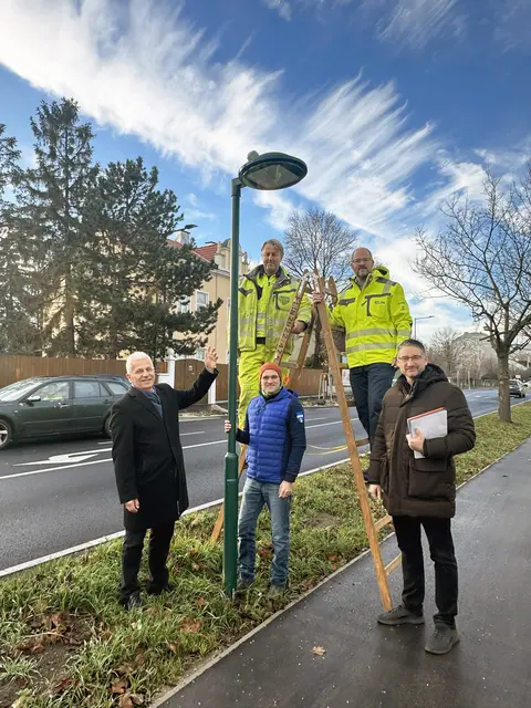 Bei der Installation der neuen LED-Lampen: Bürgermeister Johann Zeiner, Wirtschaftshofleiter Peter Fröhlich und die Mitarbeiter der Firma Elin, Thomas Paluselli, Cosmin Palacean und Herbert Schnattinger (v.r.). | Foto: Marktgemeinde Maria Enzersdorf