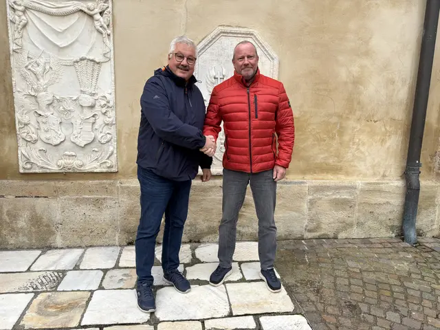 Omann Manfred Hauser mit Christian Petschar, neuer Chorleiter des Polizeichores Villach.
 | Foto: Birgit Gehrke