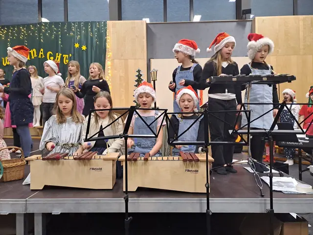 Der Chor sang nicht nur, sondern bespielte auch Instrumente. | Foto: Julia Auer