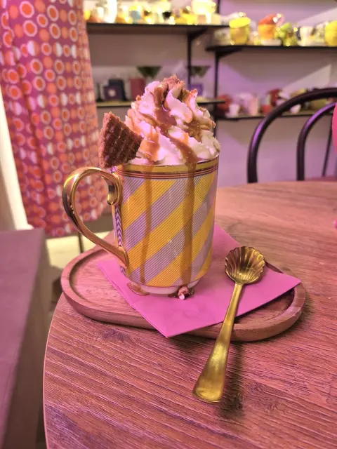 Im kleinen Bistro wird hausgemachter holländischer
Kuchen und Stroopwafels und die Spezialität, Stroopwafelkaffee, serviert. | Foto: Amsterdam Concept Store 