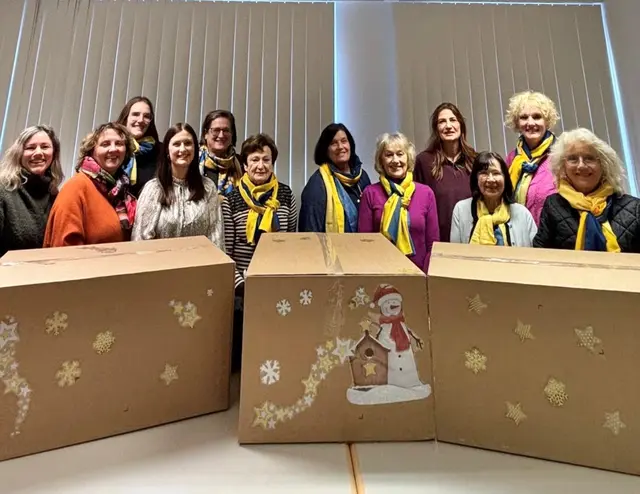 Vertreterinnen des Soroptimist Clubs St. Veit übergeben Bezirkshauptfrau Claudia Egger die „Christkindl“-Pakete. | Foto: Privat