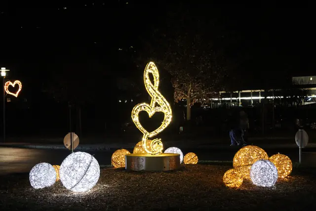 Verschiedene Lichtinstallationen führen entlang eines Lichterwegs durch das Ortszentrum.