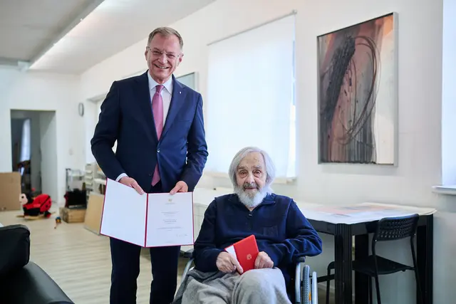 Noch im April 2025 verlieh Landeshauptmann Thomas Stelzer Künstler Arnulf Rainer das Goldene Ehrenzeichen für Verdienste um die Republik Österreich. "Ein bewegender Moment", wie sich der Landeschef erinnert. | Foto: Land OÖ/Peter Mayr