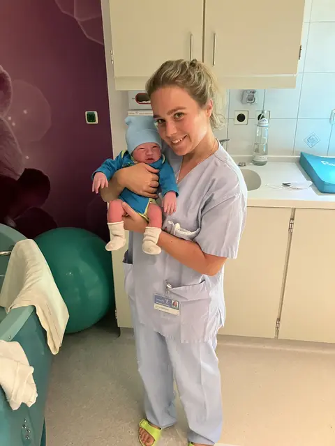 Ein besonderer Moment kurz nach der Geburt: Die Kufsteiner Hebamme Corinna Draschl begleitete Baby Felix Michael ins Leben. | Foto: Corinna Draschl