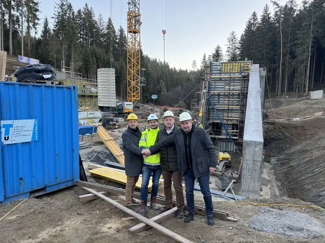 Bürgermeister beim Lokalaugenschein an der Baustelle des Rückhaltebeckens: Obmann Roland Maureder, Bauleiter Benjamin Gottenhuber, LAbg. Josef Rathgeb und Thomas Wolfesberger (v. l.). | Foto: Marktgemeinde Zwettl