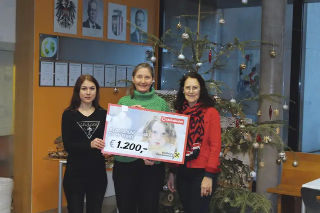 MeinBezirk-Redakteurin Magdalena Wimmer (1.v.l.) nahm den Spendenscheck von Direktorin Daniela Reckendorfer (2.v.l.) und Mörtenhuber (3.v.l.) entgegen. | Foto: MeinBezirk