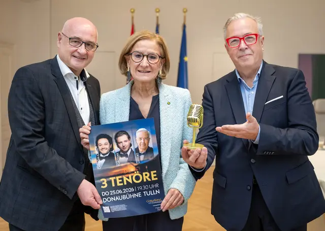 Wolfgang Übl vom Veranstalter Cayenne Marketingagentur, Landeshauptfrau Johanna Mikl-Leitner und Tenor Kammersänger Herbert Lippert.  | Foto: NLK Khittl