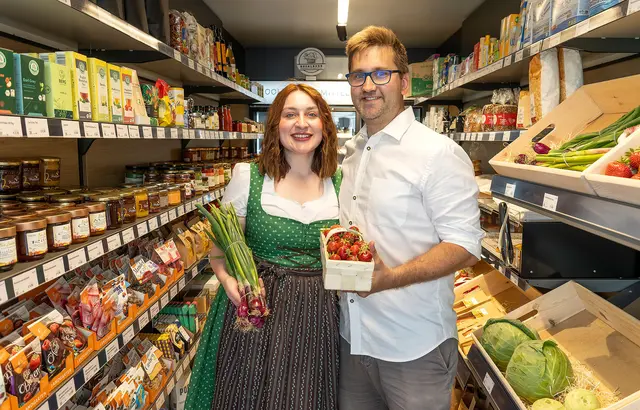 EÖ Bucklkorb: Yuliia und Michael Kleinrath im neuen "Bucklkorb" am Olof Palme-Platz. | Foto: Stadt Wiener Neustadt/Weller
