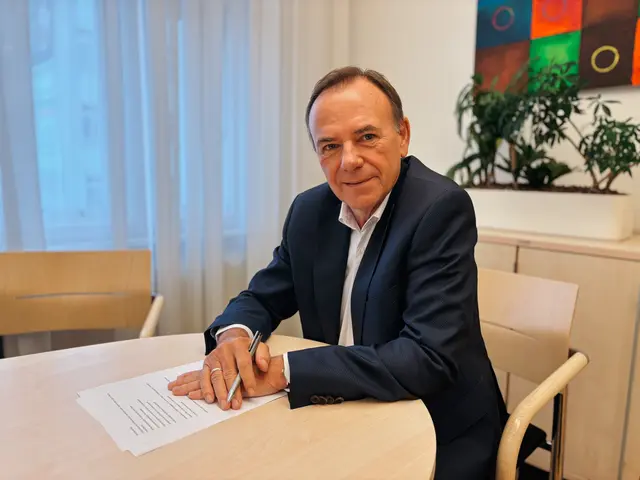 Bezirksvorsteher Gerald Bischof (SPÖ) verrät, was 2026 auf Liesing zukommt. | Foto: Marlene Graupner/MeinBezirk