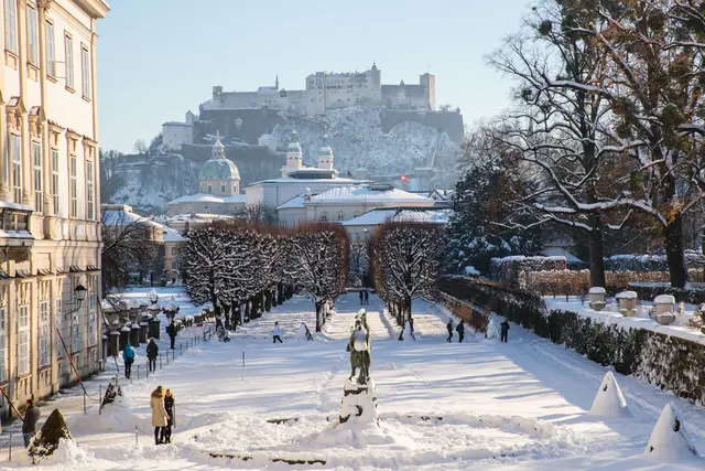 In der Stadt Salzburg dauert es oft bis in den Jänner hinein, bis die weiße Pracht auch wirklich liegen bleibt.  | Foto: Neumayr