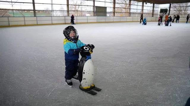 Schon die Kleinsten sind im Bergxi in Bergheim auf den Kufen unterwegs. | Foto: Stefan Schubert