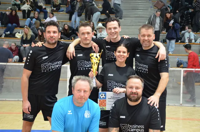 Das Lehrerteam, die Sieger des 2025 Weihnachtsfußballtunier. | Foto: Marie Gartner